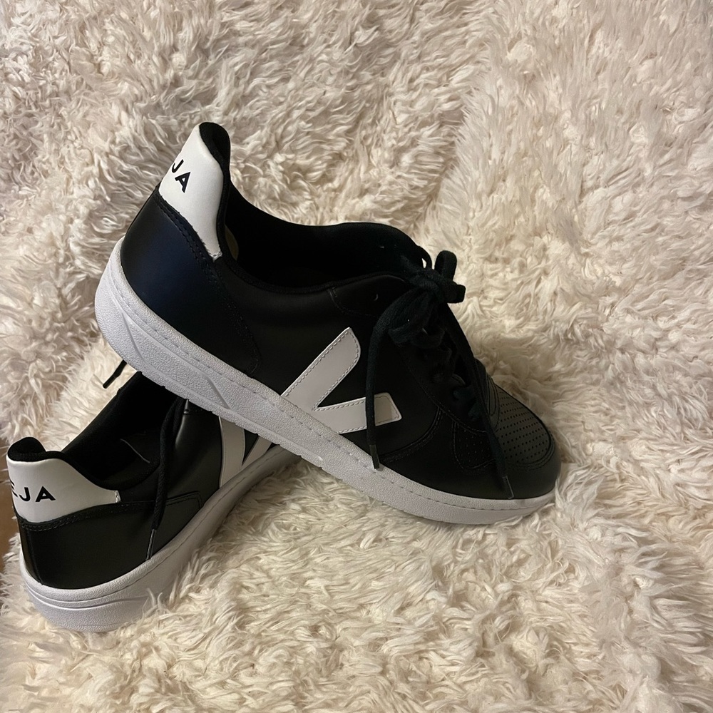 Veja V-10 Sneaker